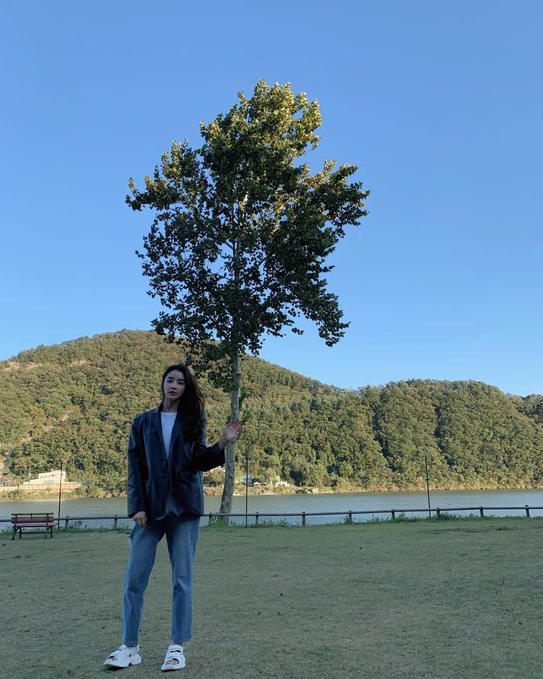 チョン・ユミさんのインスタグラム写真 - (チョン・ユミInstagram)「가을아안뇽.👋 #마스크는주머니에」10月11日 16時48分 - yum_yum