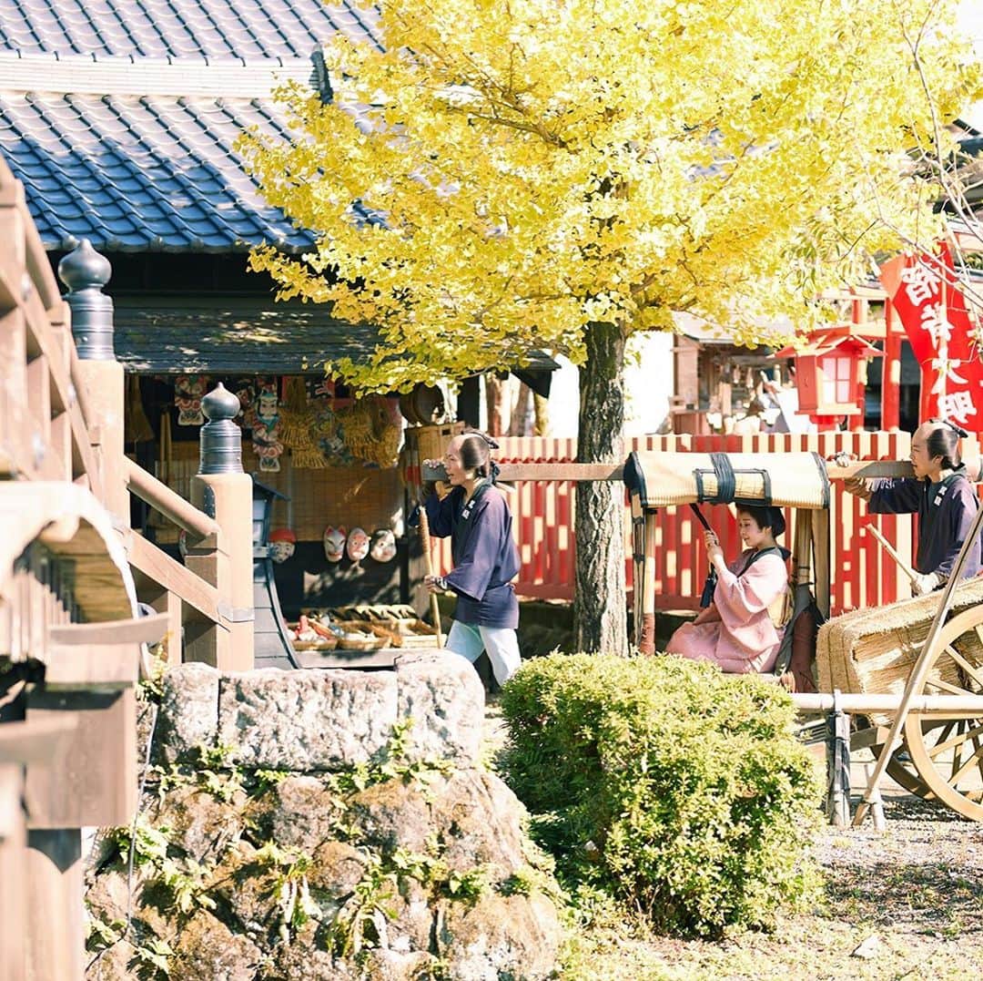 江戸ワンダーランド 日光江戸村のインスタグラム：「・ 駕籠屋  kagoya Go To キャンペーンでやってきたのかな？Did thay come in Go To campaign? ・ ・ #edo #gototravel #江戸の町並み #駕籠屋 #いざ江戸へドロン  #edowonderland #江戸ワンダーランド日光江戸村」