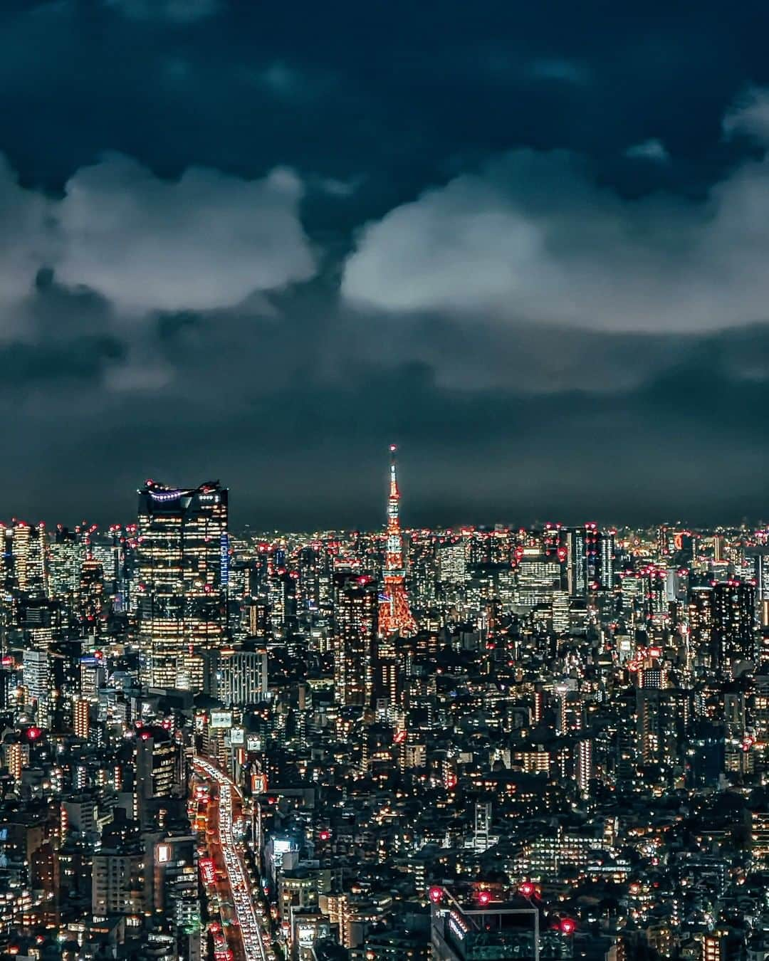 Galaxy Mobile Japanさんのインスタグラム写真 - (Galaxy Mobile JapanInstagram)「夜景の中で一際目立つのは…？🗼 📸#GalaxyS20 5G Photo by @_hikari_____ ・ ・ ・ #withGalaxy #Galaxy5G #ギャラクシーS20 #ギャラクシー #東京 #東京都 #東京タワー #🗼 #東京の風景 #東京の夜景 #夜景が綺麗 #夜景撮影 #夜景倶楽部 #誰かに見せたい風景 #ライトアップ #夜景 #スマホ写真 #スマホカメラ #スマホ撮影 #スマホ撮り #スマホ越しの私の世界 #tokyo🇯🇵 #tokyotower #Galaxyカメラ部 ・ 他にもさまざまなフォトグラファーの方が撮影した写真を投稿しているので、ぜひ @galaxymobilejp の過去の投稿も見てみてください！」10月11日 17時00分 - samsungjpn