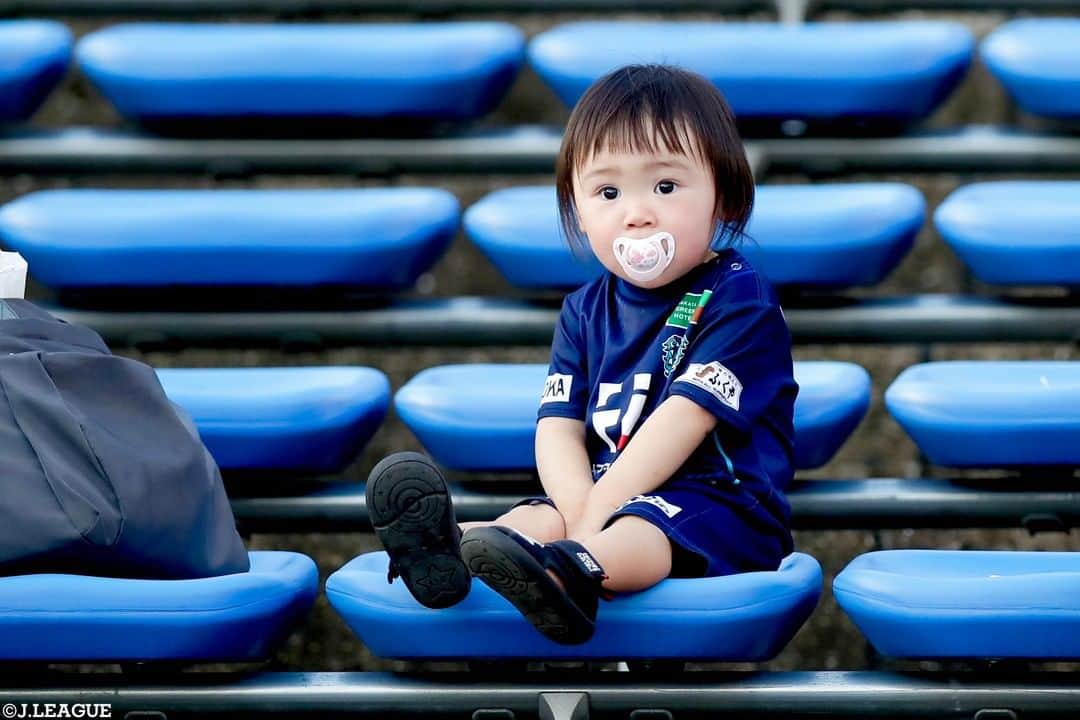 Ｊリーグさんのインスタグラム写真 - (ＪリーグInstagram)「たくさん思い出つくれたかな❓🥰﻿ ﻿ スタジアムにはたくさんの子どもたちの笑顔が💕﻿ ﻿ ﻿ #Ｊリーグ  #jleague ﻿ ﻿ #アビスパ福岡 #ガンバ大阪 ﻿ #サンフレッチェ広島 #大分トリニータ ﻿ #ギラヴァンツ北九州 #セレッソ大阪﻿ ﻿ #サポーター #supporter #soccerfans ﻿ #こども #キッズサポーター #kidssupporter  #かわいい #cute #癒し  #思い出 #家族の思い出﻿ #スタジアム #stadium ﻿ #Ｊリーグのある週末 #ワクワク #ドキドキ ﻿ #サッカー #soccerlife #soccergame」10月11日 17時00分 - jleaguejp