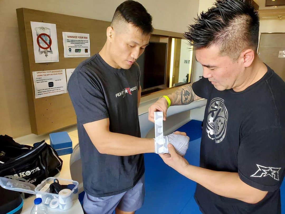 ジョン・チャンソンのインスタグラム：「Only trust in the best during fight week workouts @Pso_rite 🧟‍♂️ @eddie_cha #FeelPsorite #koreanzombie #ufc」