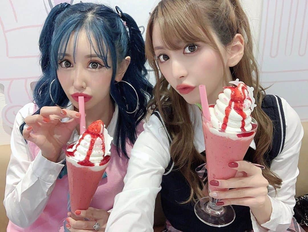 愛川みれいさんのインスタグラム写真 - (愛川みれいInstagram)「🍓🍼🍓🍼🍓🍼🍓🍼🍓  『仲良しな @me_tan0228 たんとgirls' talk💋 例のバスケ部の先輩の相談乗ってもらったんだ🥺💓 私決めた！！想いを伝える事にする！！』  #ガールズトーク#女子会#マイメロカフェ #メンヘラじゃないよ#恋の相談#バスケ部の先輩 #どんな設定だよ#みれい劇場#しばしお付き合いください #制服#韓国ファッション#KPOP#愛川みれい」10月11日 16時57分 - mirei.aikawa