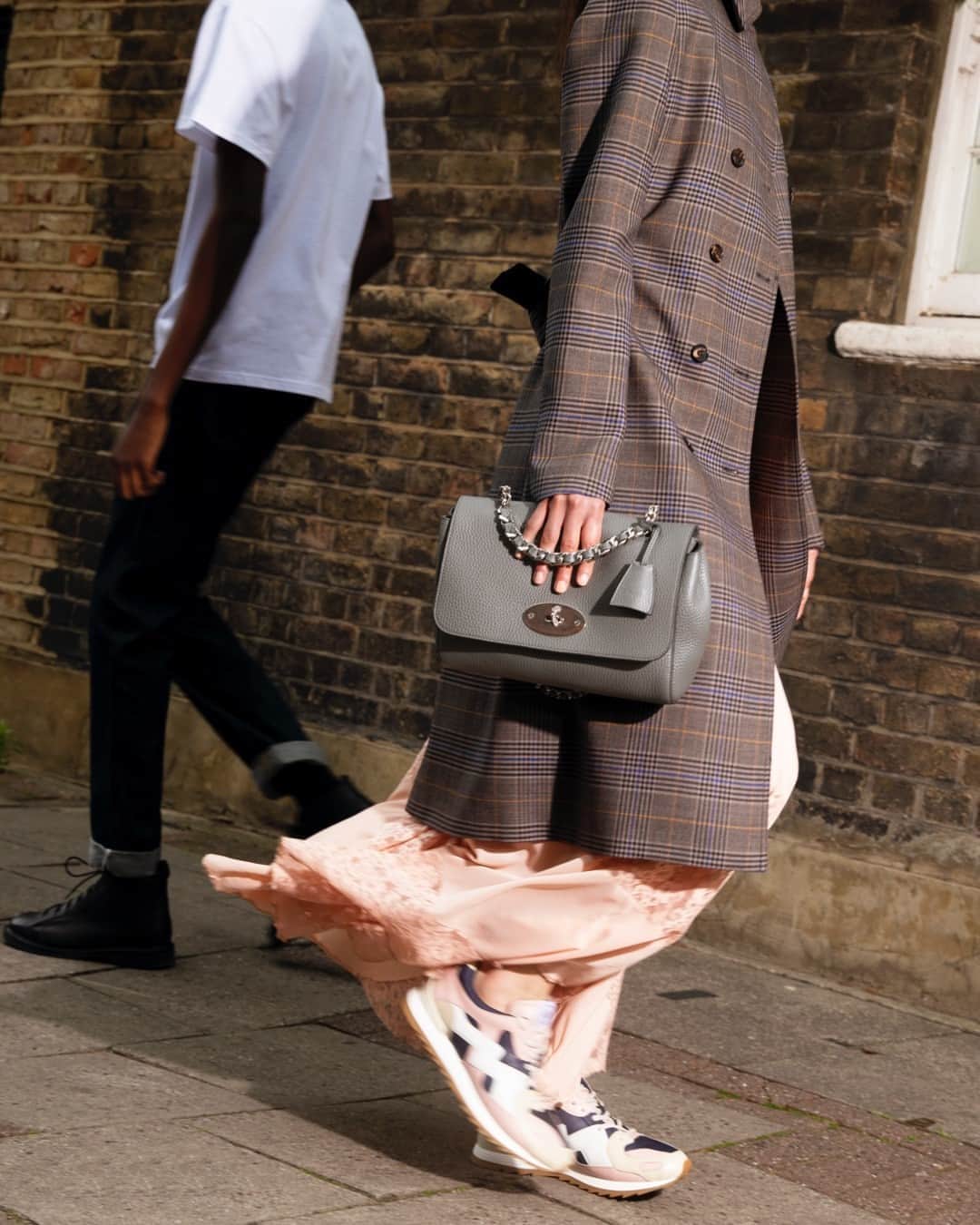 のインスタグラム：「The signature #MulberryLily bag has been updated with sustainable leather, sourced from gold standard tanneries and truly #MadeToLast.⁠ .⁠ Explore #MulberryGreen through the link in bio.」
