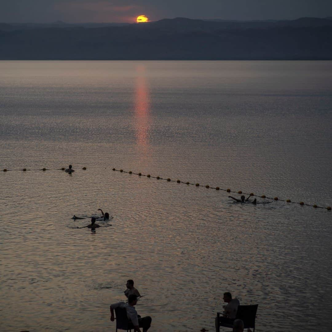 National Geographic Travelさんのインスタグラム写真 - (National Geographic TravelInstagram)「Photo by Muhammed Muheisen @mmuheisen / As the sun sets, people enjoy floating in the Dead Sea in Jordan. For more photos and videos from different parts of the world, follow me @mmuheisen and @mmuheisenpublic. #muhammedmuheisen #الاردن #deadsea」10月11日 17時09分 - natgeotravel