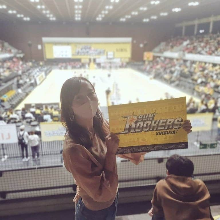 岸田彩加のインスタグラム：「今日の試合は、ちょっと凄すぎました。 シーソーゲームからの千葉の逆転からの#ブザービーター 🏀 ・ スポーツって本当に元気をもらえる。初観戦の友人たちに、完全にバスケの面白さ伝えられた ・ #サンロッカーズ渋谷 #千葉ジェッツ #bleague #basketball #バスケ好き #アナウンサー #フリーアナウンサー #バスケ #サンディー」