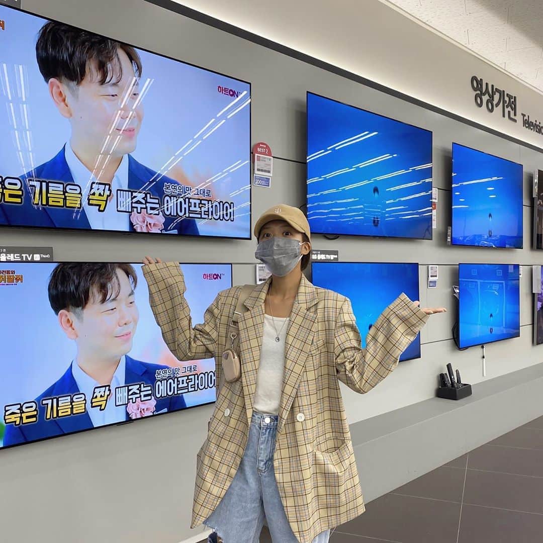 キム・ダヘのインスタグラム：「이사준비때문에 이것저것 가전보러나왔는데 너무 힘들어 기빨려죽겠네,, 🤣 이런데오면 기빨리는거 저만 그런가요 약해빠진아이,,,」