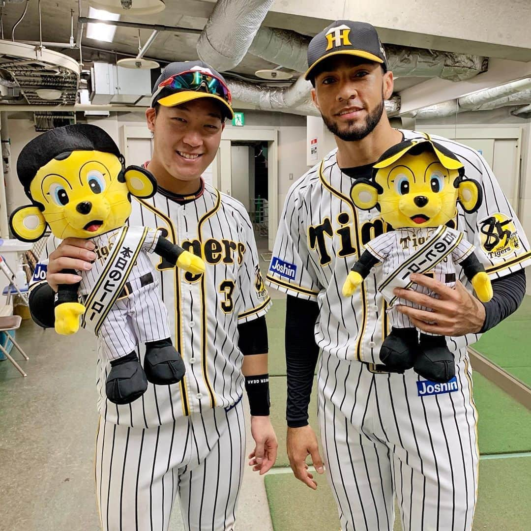 阪神タイガースさんのインスタグラム写真 - (阪神タイガースInstagram)「今日のヒーロー大山選手＆スアレス選手‼️  #大山悠輔 選手 #ナイスホームラン #ロベルトスアレス 選手 #ナイスピッチング #20セーブ  #今日のヒーロー #阪神タイガース #its勝笑timeオレがヤル」10月11日 17時03分 - hanshintigers_official