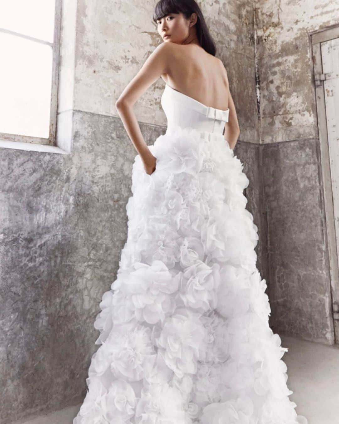 JUNOのインスタグラム：「Fall 2020 Collection﻿ Viktor & Rolf mariage ﻿﻿ ブランドのアイコン フラワーモチーフを様々なデザインで スカート一面に纏ったドレス  すっきりとしたシルエットが Viktor & Rolf らしく モードな印象を感じさせます  背中にデザインされた シンメトリーボウも 女性心をくすぐるポイントです ﻿ Photo from @viktorandrolfmariage ﻿ #inesdisanto﻿ #MARCHESA﻿ #antonioriva﻿ #naeemkhan﻿ #inmaculada﻿ #kennethpool﻿ #zacposen﻿ #juno﻿ #junowedding﻿ #wedding﻿ #weddingdress﻿ #viktorandrolf ﻿ #lenamedoyeff ﻿ #ジュノ﻿ #ウエディング﻿ #ウェディング﻿ #ウエディングドレス﻿ #ウェディングドレス﻿ #ドレス﻿ #プレ花嫁﻿ #2020冬婚﻿ #2020秋婚﻿ #福岡花嫁﻿ #東京花嫁﻿ #九州花嫁﻿ #関東花嫁」