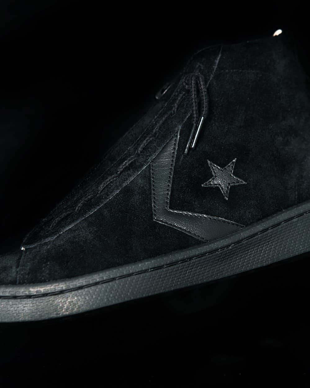 A+Sのインスタグラム：「2020.10. 14 (wed) in store  ■nonnative × CONVERSE PRO-LEATHER HI COLOR : BLACK SIZE : 26.0cm - 28.0cm PRICE : ¥23,000 (+TAX)  2016年、2019年のリリースに続いて登場するコラボレーション第3弾。シューレースに取り付けられたセンタージップなど、基本的なデザインは踏襲しながらも、今回はアッパーからソールまでワントーンでカラーリングし、より洗練された一足が完成しました。アッパーのセンタージップとヒールのレザー、そして「プロレザー」の象徴とも言える “シェブロン＆スター” マークも同色で統一。シンプルなカラーリングに毛足の長いラフなスウェードを使用することで、表情豊かな仕上がりとなっています。シューレース部分には前回のメタルではなく、ビスロンファスナーを使用。スムーズな動作と脱着が可能であることはもちろん、パーツのジッパーを開いたままでも着用できるようシュータンには平ゴムを搭載しています。素材の切り替えでディティールを表現し、より精悍なデザインとなったスペシャルモデルは、BLACK、WHITEの2色で登場です。  The third collaboration that will appear following the releases in 2016 and 2019. While following the basic design such as the center zip attached to the laces, this time we have completed a more sophisticated pair by coloring from the upper to the sole in one tone.The upper center zip and heel leather, and the "Chevron & Star" mark, which can be said to be the symbol of "professional leather," are unified in the same color. By using rough suede with long hair for simple coloring, it has a richly expressive finish.Bislon fasteners are used for the shoelace instead of the previous metal. The tongue is equipped with flat rubber so that it can be worn smoothly and detachable, and can be worn even with the zipper of the parts open.The special model, which expresses the details by switching the material. has a more fearless design is available in two colors BLACK and WHITE.  #a_and_s #nonnative #CONVERSE #CONVERSEPROLEATHER #CONVERSEPROLEATHERHI #nonnativeCONVERSEPROLEATHER #nonnativeCONVERSEPROLEATHERHI」