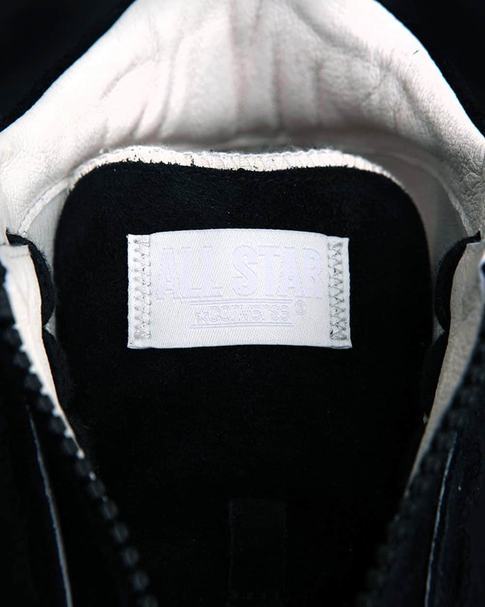 A+Sのインスタグラム：「2020.10. 14 (wed) in store  ■nonnative × CONVERSE PRO-LEATHER HI COLOR : BLACK SIZE : 26.0cm - 28.0cm PRICE : ¥23,000 (+TAX)  2016年、2019年のリリースに続いて登場するコラボレーション第3弾。シューレースに取り付けられたセンタージップなど、基本的なデザインは踏襲しながらも、今回はアッパーからソールまでワントーンでカラーリングし、より洗練された一足が完成しました。アッパーのセンタージップとヒールのレザー、そして「プロレザー」の象徴とも言える “シェブロン＆スター” マークも同色で統一。シンプルなカラーリングに毛足の長いラフなスウェードを使用することで、表情豊かな仕上がりとなっています。シューレース部分には前回のメタルではなく、ビスロンファスナーを使用。スムーズな動作と脱着が可能であることはもちろん、パーツのジッパーを開いたままでも着用できるようシュータンには平ゴムを搭載しています。素材の切り替えでディティールを表現し、より精悍なデザインとなったスペシャルモデルは、BLACK、WHITEの2色で登場です。  The third collaboration that will appear following the releases in 2016 and 2019. While following the basic design such as the center zip attached to the laces, this time we have completed a more sophisticated pair by coloring from the upper to the sole in one tone.The upper center zip and heel leather, and the "Chevron & Star" mark, which can be said to be the symbol of "professional leather," are unified in the same color. By using rough suede with long hair for simple coloring, it has a richly expressive finish.Bislon fasteners are used for the shoelace instead of the previous metal. The tongue is equipped with flat rubber so that it can be worn smoothly and detachable, and can be worn even with the zipper of the parts open.The special model, which expresses the details by switching the material. has a more fearless design is available in two colors BLACK and WHITE.  #a_and_s #nonnative #CONVERSE #CONVERSEPROLEATHER #CONVERSEPROLEATHERHI #nonnativeCONVERSEPROLEATHER #nonnativeCONVERSEPROLEATHERHI」