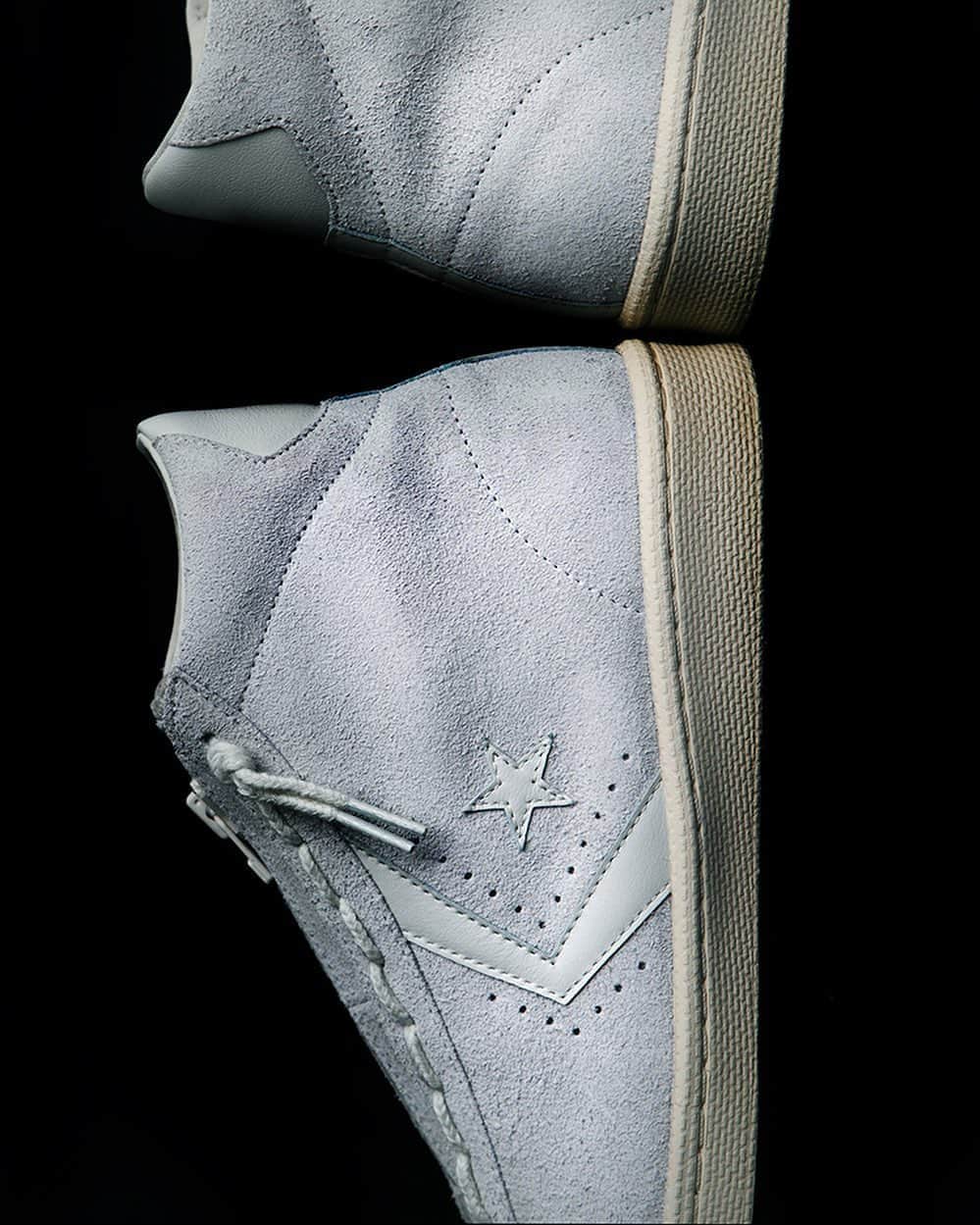 A+Sのインスタグラム：「2020.10. 14 (wed) in store  ■nonnative × CONVERSE PRO-LEATHER HI COLOR : WHITE SIZE : 26.0cm - 28.0cm PRICE : ¥23,000 (+TAX)  2016年、2019年のリリースに続いて登場するコラボレーション第3弾。シューレースに取り付けられたセンタージップなど、基本的なデザインは踏襲しながらも、今回はアッパーからソールまでワントーンでカラーリングし、より洗練された一足が完成しました。アッパーのセンタージップとヒールのレザー、そして「プロレザー」の象徴とも言える “シェブロン＆スター” マークも同色で統一。シンプルなカラーリングに毛足の長いラフなスウェードを使用することで、表情豊かな仕上がりとなっています。シューレース部分には前回のメタルではなく、ビスロンファスナーを使用。スムーズな動作と脱着が可能であることはもちろん、パーツのジッパーを開いたままでも着用できるようシュータンには平ゴムを搭載しています。素材の切り替えでディティールを表現し、より精悍なデザインとなったスペシャルモデルは、BLACK、WHITEの2色で登場です。  The third collaboration that will appear following the releases in 2016 and 2019. While following the basic design such as the center zip attached to the laces, this time we have completed a more sophisticated pair by coloring from the upper to the sole in one tone.The upper center zip and heel leather, and the "Chevron & Star" mark, which can be said to be the symbol of "professional leather," are unified in the same color. By using rough suede with long hair for simple coloring, it has a richly expressive finish.Bislon fasteners are used for the shoelace instead of the previous metal. The tongue is equipped with flat rubber so that it can be worn smoothly and detachable, and can be worn even with the zipper of the parts open.The special model, which expresses the details by switching the material. has a more fearless design is available in two colors BLACK and WHITE.  #a_and_s #nonnative #CONVERSE #CONVERSEPROLEATHER #CONVERSEPROLEATHERHI #nonnativeCONVERSEPROLEATHER #nonnativeCONVERSEPROLEATHERHI」