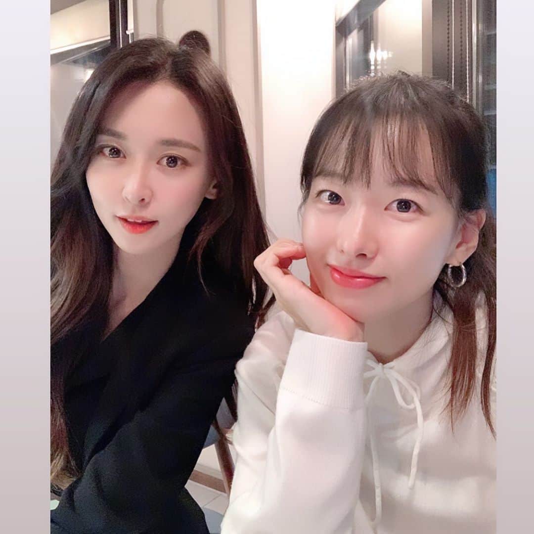 ホ・ヨンジュ のインスタグラム：「블랙 앤 화이트 ✨ 시아언니랑 소고기 얌얌😊」