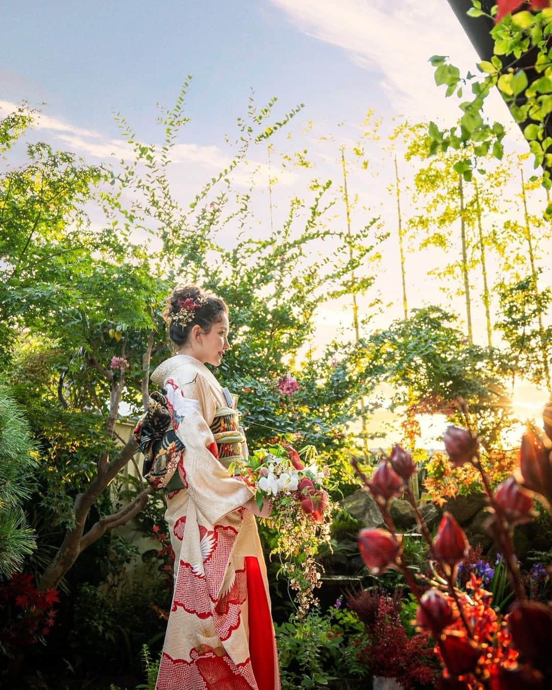 KIYOMIZU京都東山 公式さんのインスタグラム写真 - (KIYOMIZU京都東山 公式Instagram)「@kiyomizu_kyoto_higashiyama をフォローして、 『#kiyomizu京都東山』 『#kiyomizu花嫁』 『#スタイルズ花嫁』 をつけて投稿してくださいね＊ . 京都らしい伝統と風情に包まれた 結婚式のための邸宅＊  自然に溢れる庭園ではオリジナリティに溢れた 日本の四季の美しさを肌で感じていただけます* 秋が深まるとともに、葉を赤や黄に染めあげていきます。 ぜひ、足を運んでみてくださいね* . ---------------------- . ▼ブライダルフェアの予約は インスタのTOPからcheck⚐ ＞＞＞ @kiyomizu_kyoto_higashiyama . #スタイルズ花嫁 #dress #kyoto #kiyomizu #wedding #ウェディングレポ #プレ花嫁 #卒花 #結婚式 #結婚式場 #結婚式準備 #京都 #京都花嫁 #関西花嫁 #京都婚 #令和花嫁 #大人花嫁 #DRESSY花嫁 #maricuru #シェアーズヘアメイク #和装フォト #ガーデンフォト #番傘 #和婚 #色打掛 #日本庭園 #邸宅ウェディング」10月11日 17時13分 - kiyomizu_kyoto_higashiyama