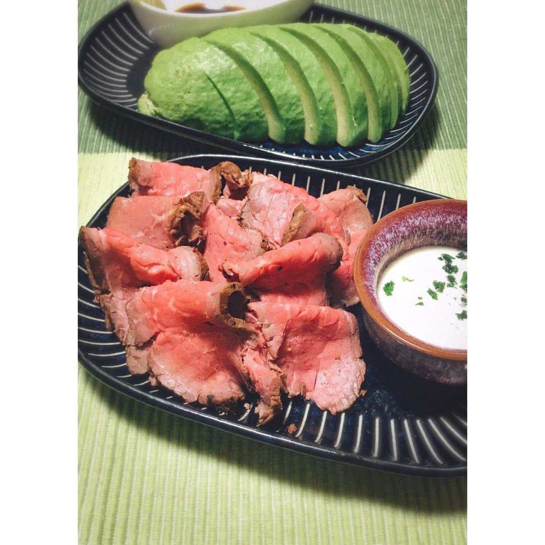 加藤侑紀さんのインスタグラム写真 - (加藤侑紀Instagram)「要不要吃Roast beef？🍖 試著用超市最便宜的牛肉作，還是一樣好吃😋💕 ・ ローストビーフいかが？🍖 スーパーの一番安いお肉で作ってみたけど、十分美味しかった😋💕 ・ ・ #homemaderoastbeef #手作りローストビーフ #ローストビーフ手作り #烤牛肉 #手作りおつまみ #youki飯 #お酒のお供に #家居酒屋 #アボカドの刺身 #酪梨🥑  #大同電鍋料理 #大同電鍋」10月11日 17時13分 - youki_katoo