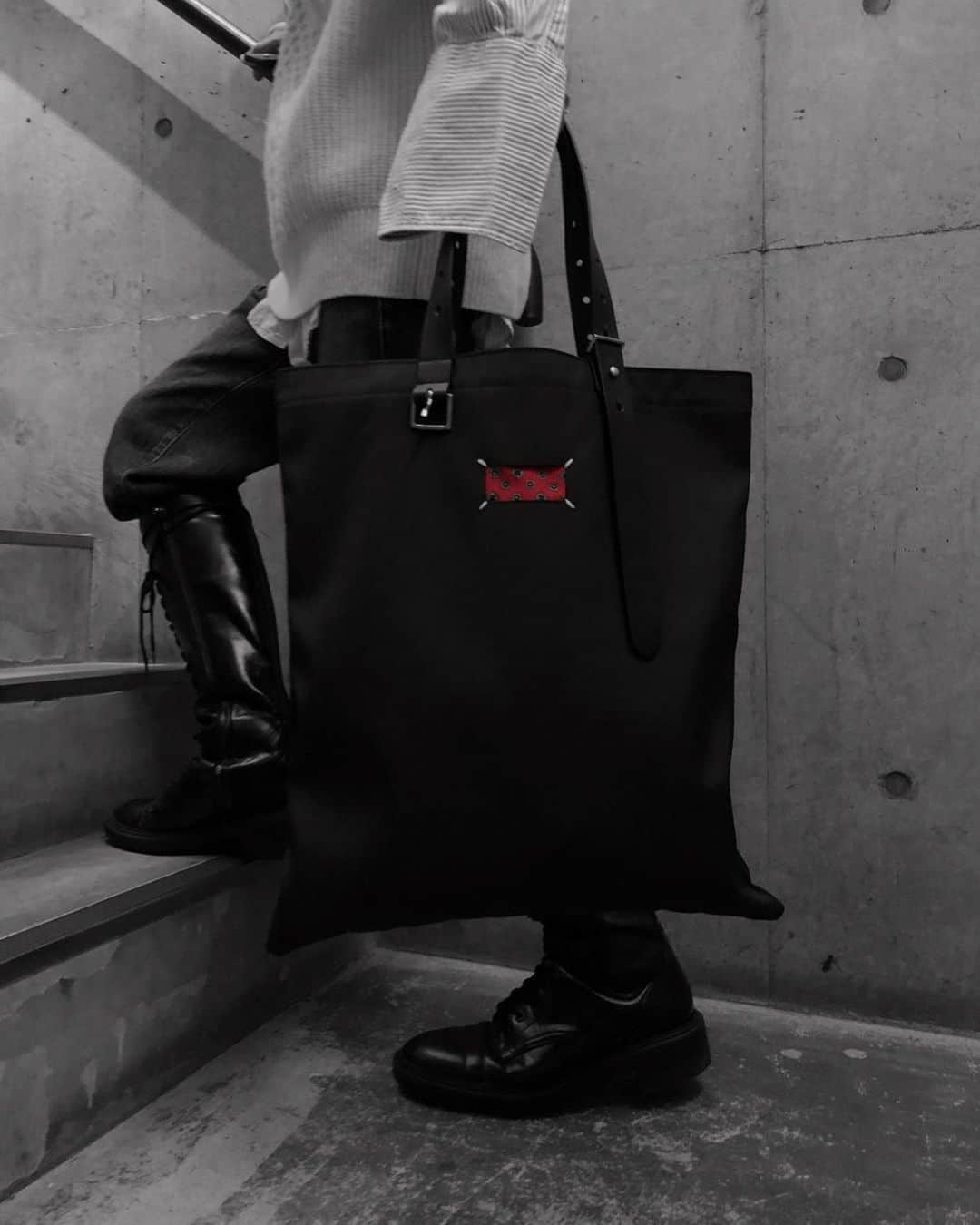 リステアさんのインスタグラム写真 - (リステアInstagram)「@maisonmargiela bag🖤 >>> @restirofficial   ✔️Tote Bag ¥109,000 + Tax  @restirofficial  RESTIR.con RESTIR STYLISTS APP RESTIR BOUTIQUE  #restir #リステア #maisonmargiela #margiela #bag #totebag #blackbag #マルジェラ #마르지엘라 #鞄 #カバン #mensfashion #mensstyle」10月11日 17時15分 - restirofficial