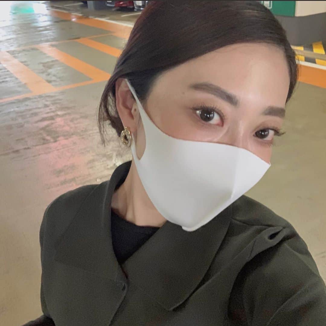 yonfa0823さんのインスタグラム写真 - (yonfa0823Instagram)「久々にお買い物〜 ママと弟と😋 . やっと素敵なブーツに出会えました☺️ 2つで迷ったけど... やっぱり最初にピンときた子に🖤🖤 . 最近は家族時間をより大切に🥰 엄마 사랑해〜〜✨ . . . . . . . #mamekurogouchi#mamekurogouchihanegi#auralee#auralee_tokyo#cos#ronherman#hermes#redcarddenim#haunt_daikanyama#oldceline#monotone#style#outfit#simple#ロンハーマン#ローファーコーデ#モノトーンコーデ#シンプルコーデ#モノトーン好き#大人コーデ#大人スタイル#大人カジュ#153cm#30代コーデ#30代ファッション」10月11日 17時27分 - yonfa0823