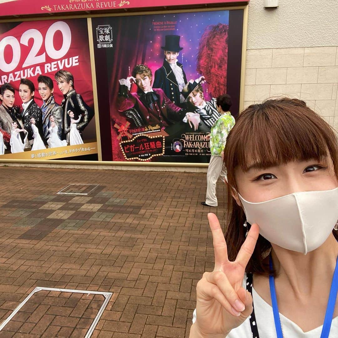 紗那ゆずはのインスタグラム：「＊ 先日、大劇場の月組さん初日を観劇させていただきました。 . コロナ騒ぎの中、五組で最後の初日を迎えることになった月組。 . 松本先生のご退団。 初舞台生のお披露目。 オーケストラは全て録音。 人数制限の為、下級生はA,Bパターンでの出演。 感染症対策で前５列はお客様を入れず、この公演から1席おきの配席もなく、立ち見のお客様までいらっしゃる程の大盛況振りでした。 . . タマ様の開演アナウンスから、お客様の拍手の大きさ。 温かさに、客席でそれを直に感じられて本当に感動しましたし、 こんなにも待ち望んでいただけたことへの感謝。 生の舞台の良さ。 改めて実感して、本当にここまで愛していただける世界にいられた事は、幸せだなぁ。 と、思いました。 . . 松本先生は、私達の初舞台公演「さくら」でご一緒させていただきましたが、今回も初舞台生がご一緒されていて、なんだ感か慨深いものががあり、 また、先生の素晴らしいお姿も、宝塚の舞台では見納めなのかと思うと、涙が出てきてしまいました。 . 植田先生の、松本先生への愛情も感じられる演出。 感動しました…😭😭 . どうか、皆さんが公演千秋楽まで無事に走り抜けてもらえたら嬉しいです。 . .」
