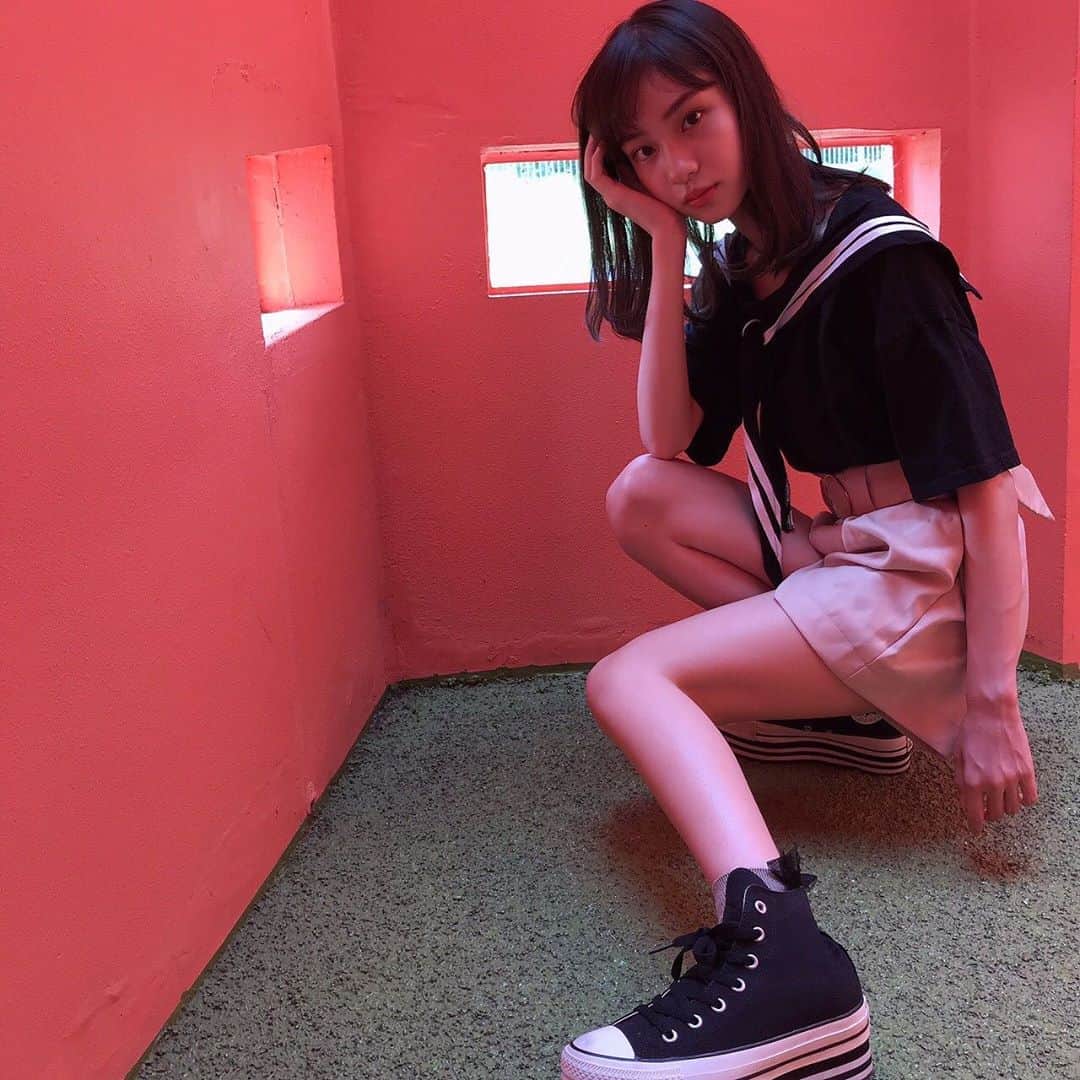 太田雫さんのインスタグラム写真 - (太田雫Instagram)「・ かわいい空間でパシャリ📷 ・ ピンクの壁が可愛かったんだ~‼︎ ・ ・ #ニコラ#太田雫 #コーデ#ootd#セーラー服#風の服#ピンクの壁」10月11日 17時19分 - _shizukuota