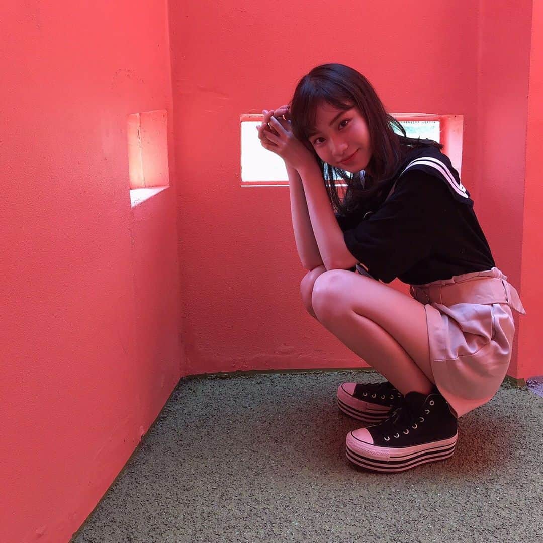 太田雫さんのインスタグラム写真 - (太田雫Instagram)「・ かわいい空間でパシャリ📷 ・ ピンクの壁が可愛かったんだ~‼︎ ・ ・ #ニコラ#太田雫 #コーデ#ootd#セーラー服#風の服#ピンクの壁」10月11日 17時19分 - _shizukuota