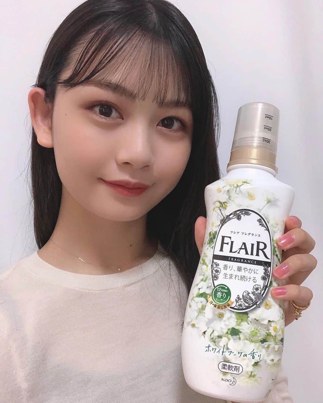 安村真奈のインスタグラム：「フレアフレグランスの新しい香りを使ってみました! 風が吹くたびに香るお花の香りが気分をあげてくれます🤍 ジャスミンやローズが使われているんだって🥰 ホワイトブーケ、お気に入りです〜🌷  #PR #安村真奈 #nicola #ニコラ #ニコモ #フレアフレグランス #ホワイトブーケの香り #柔軟剤」