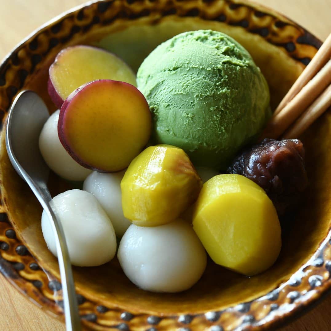 のインスタグラム：「クリーム白玉を夕方に作って皆んなでわいわい食べました。さつまいもの甘煮は昨日作り、栗の甘露煮は先週作っておき、アイスはハーゲンダッツ、あんこはまっちんのよいこのあんこ、刺してるのはビスくん。秋らしいのができてなんか嬉しい。すごく美味しかった！  #白ごはんドットコム #クリームあんみつ #クリーム白玉 #栗 #栗スイーツ #白玉団子 #冨田ただすけ」