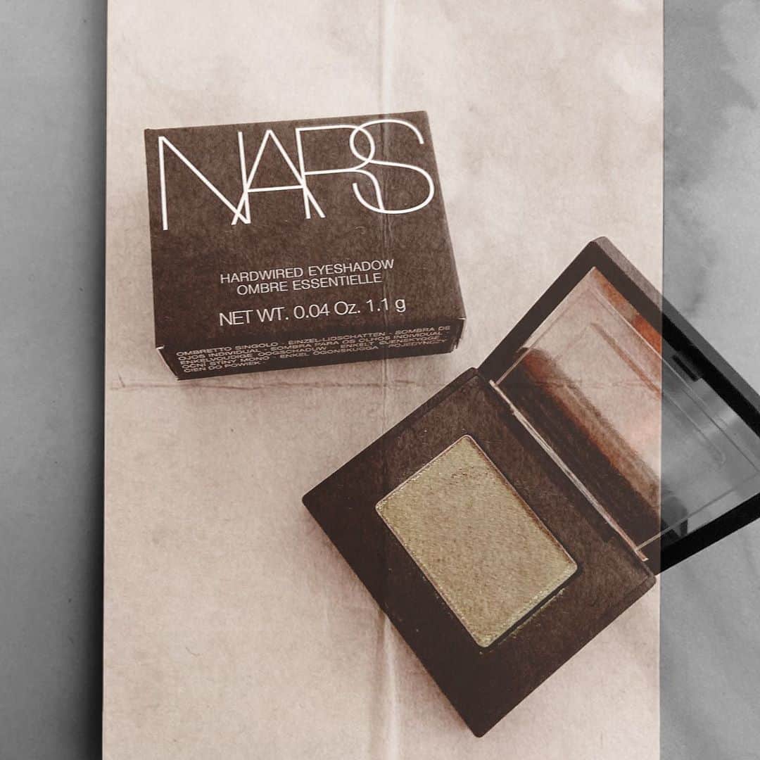 大須賀あみのインスタグラム：「☺︎﻿ ﻿ 初めてNARSのアイシャドウ買った！﻿ ﻿ 今年はいつもより化粧品の消耗がかなり少ないから、久々に買った気がする😭✨﻿ ﻿ うれしみ﻿ ﻿  #narscosmetics #narsアイシャドウ #ハードワイヤードアイシャドー」