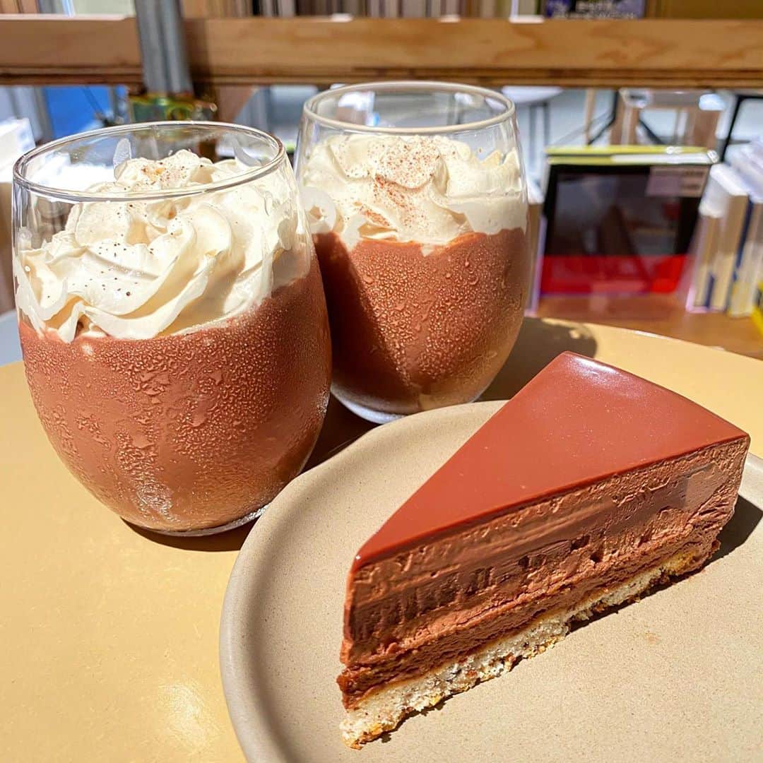 のインスタグラム：「【#明治神宮前　#ダンデライオンチョコレート】﻿ ﻿ 酸味と甘みのバランスがとれた絶品チョコレートムース🐺﻿ ﻿ H2Oチョコレートムース 748円(税込)﻿ フローズンチョコレート 693円(税込)﻿ ﻿ 明治神宮前駅から徒歩4分にあるダンデライオンチョコレート表参道店 @dandelion_chocolate_omotesando はカカオを使った本格的なチョコレートスイーツが楽しめるお店！﻿ ﻿ 前にスモアを食べてS評価をしたお店！﻿ さっそくレポするね！﻿ ﻿ ◆H2oチョコレートムース﻿ 濃厚で酸味が強めのチョコレートケーキ！﻿ 甘いってよりは濃厚さもありカカオの酸味もあるって感じ、大人の味だね好きだわ！﻿ 土台の生地に練り込んでるさくさく感もよき！﻿ ﻿ ◆フローズンチョコレート﻿ 透明感あるお味🥺(意味不明)﻿ 氷感が強いのかと思ったけど、そんなことない！生クリームとしっかり混ぜてね！﻿ まろやかになって口当たりの良さがアップ！﻿ ﻿ 濃厚さだけじゃなくてカカオや素材の良さが感じられるのがいい🤤﻿ お店は地下にあってインテリアとか売ってるお店と併設してある。﻿ ﻿ 個人的には居心地はいまいちだなー﻿ ﻿ ごちそうさまでした🐺﻿  ※美味しさ、映え、コスパの評価は注文した商品だけの個人的な評価になります。﻿  コロナの影響で営業時間や提供商品が異なる場合があるので、お店に電話などで確認してね！﻿﻿ ﻿ また、ウルフを見て食べたら投稿やストーリーでタグ付けで知らせてくれると喜びます😚﻿ いいねやコメントしにいくのでぜひ通知してね🥺﻿ ﻿ 何か質問や感想あればコメント、DMお待ちしてます😚 ﻿ ﻿ 🚃 明治神宮前駅から徒歩3分﻿ 💺20席ほど﻿ 📍 東京都渋谷区神宮前5-10-1 GYRE B1﻿ ⏰ 11:00〜20:00（Last order 19:30）﻿ ﻿ #明治神宮前グルメ #明治神宮前ランチ #明治神宮前カフェ #明治神宮前スイーツ」