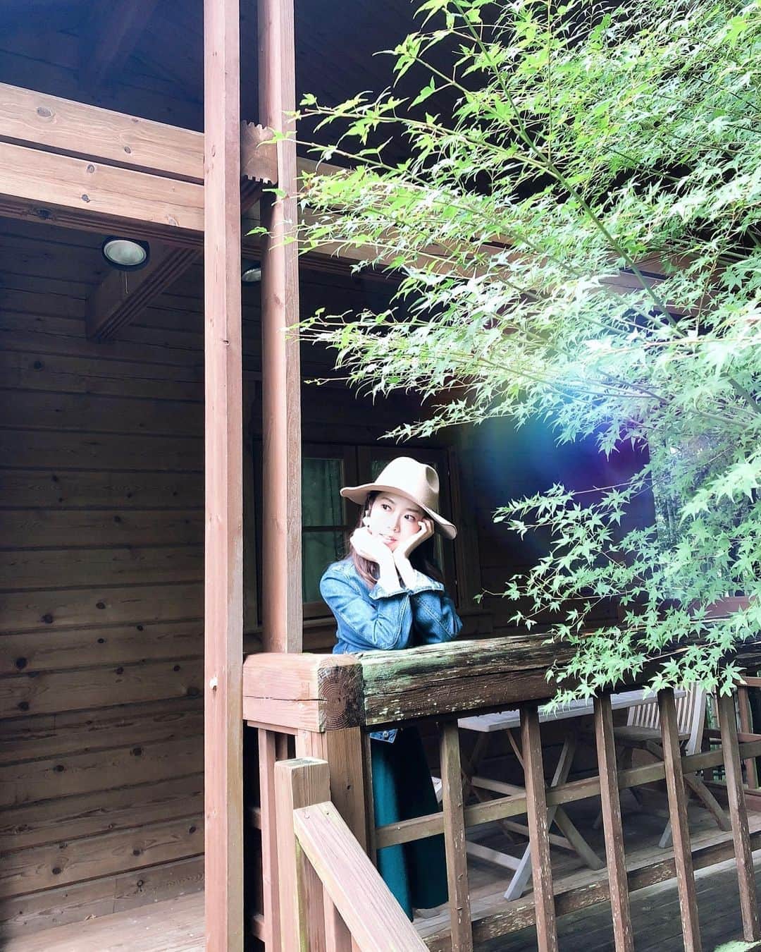 のインスタグラム：「ほっと一息🌱﻿ ﻿ ﻿ 雨が降ったあとの自然の中って﻿ いろんなにおいがしてすごく好き🥰﻿ ﻿ ﻿ もう秋だからって油断して﻿ 虫にさされまくったけど🦗﻿ ﻿  本格的に寒くなる前に もっといろんなところ行きたいな🍁  ﻿ #秋の行楽 #秋 #自然﻿ #ログハウス #ロッジ #遠足﻿ #nature #山 #アウトドア」