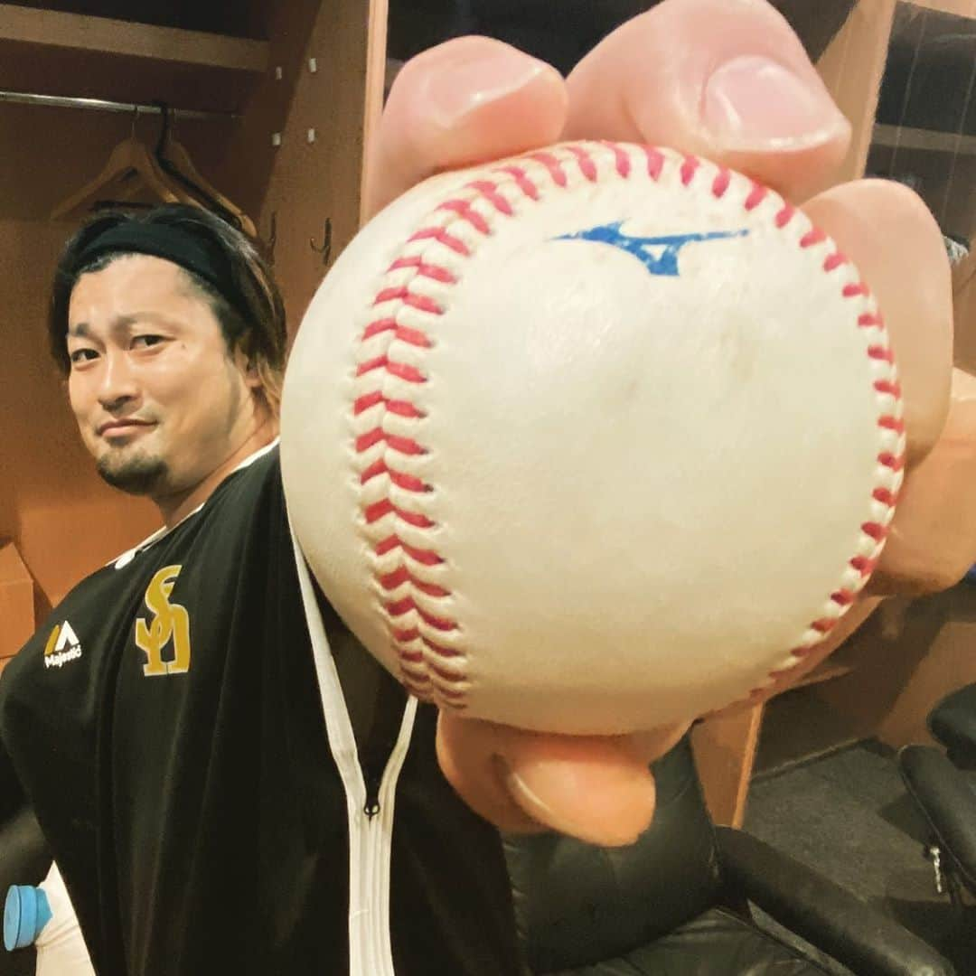 石川柊太のインスタグラム：「100セーブおめでとうございます🎉  #森唯斗 #福岡ソフトバンクホークス #めちゃキメ顔するじゃん」