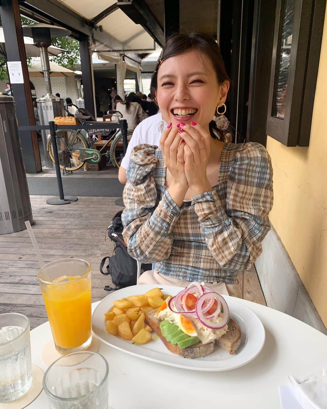 朝見心のインスタグラム：「(∵)﻿ ﻿ 久しぶりに諒子ちゃんと会って﻿ ランチしてぷー子たんにも会えて﻿ めちゃくちゃ癒された1日でした☺︎﻿ ﻿ お誕生日にって唐突にプレゼントまで…！﻿ ありがとうー！﻿ 大切に着るね！！！﻿ いつもありがとうー♡﻿ ﻿ 朝から沢山お散歩して﻿ 帰り道もゆっくり歩いて帰って﻿ 道草しながらマカロン買って帰りました☺︎﻿ ﻿ ケーキ買いたかったんやけど﻿ 売り切れててマカロンにしました(∵)﻿ ﻿ 今日はゆっくりマカロンとミルクティーで﻿ 明日に備えます！﻿ ﻿ 皆さまも明日からまた月曜日﻿ 頑張ろうね＼(∵)／﻿ ﻿」