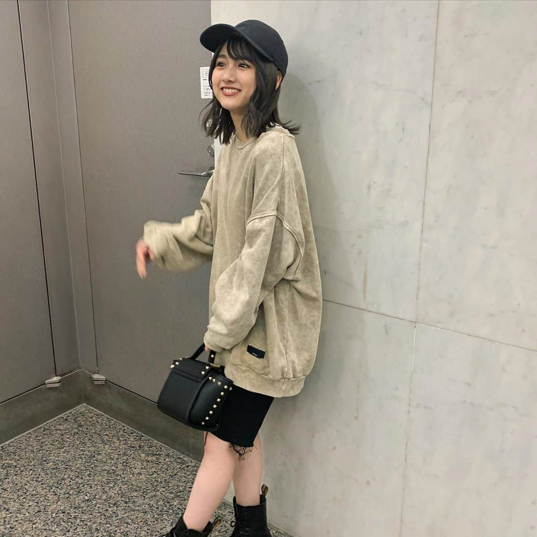 櫻井紗季さんのインスタグラム写真 - (櫻井紗季Instagram)「だぼっと🍂🧺  cap: @newerajapan  tops: @emoda_official  bottom: @milkfedjp  shoes: @drmartensofficial   #私服 #トレーナー  #ハーフパンツ #スウェット  #autumnfashion  #fashion #code #옷스타그램 #패션스타그램」10月11日 17時38分 - saki_sakurai_official