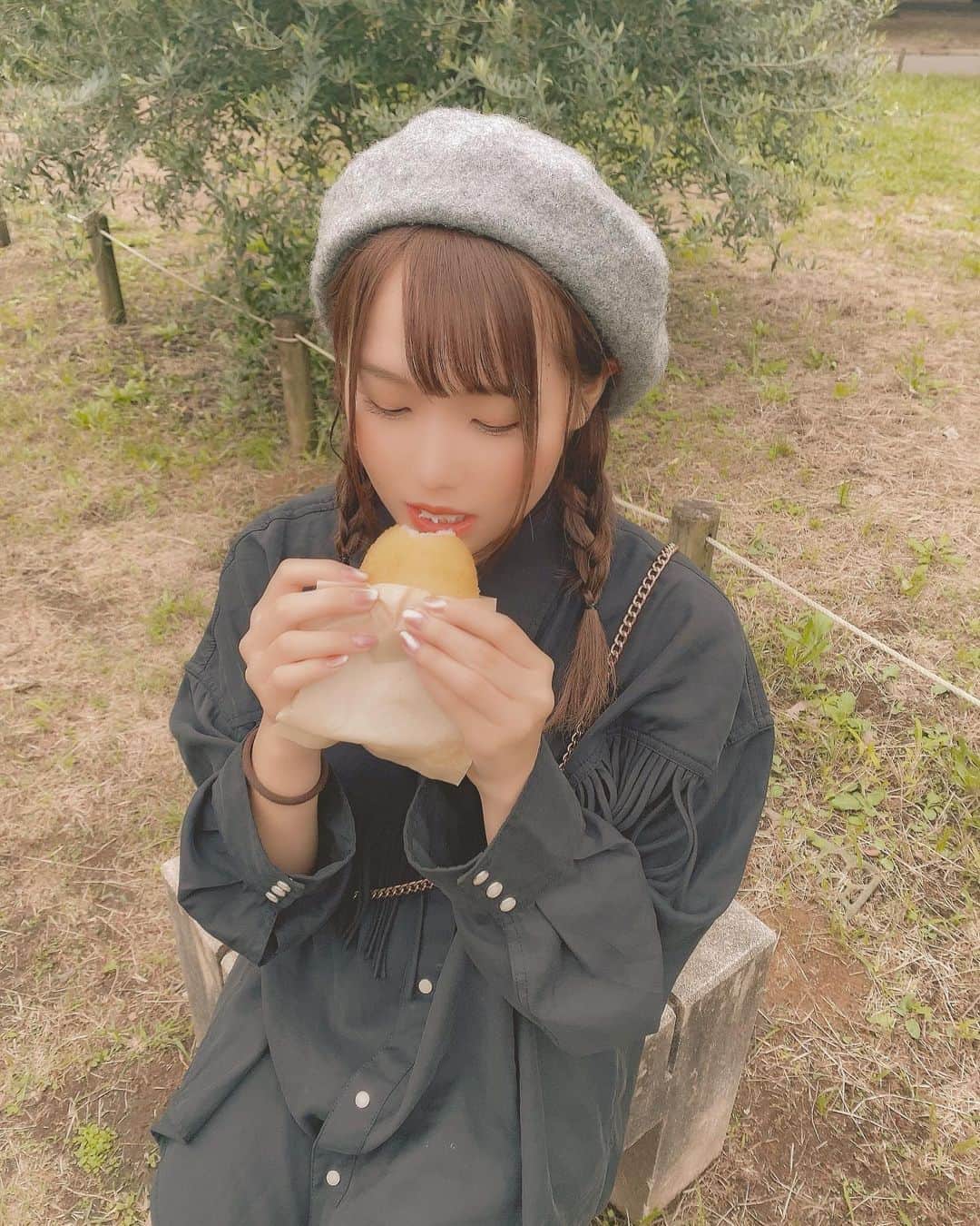 流那(ルナ)さんのインスタグラム写真 - (流那(ルナ)Instagram)「食べるのに真剣」10月11日 17時39分 - mm_runa