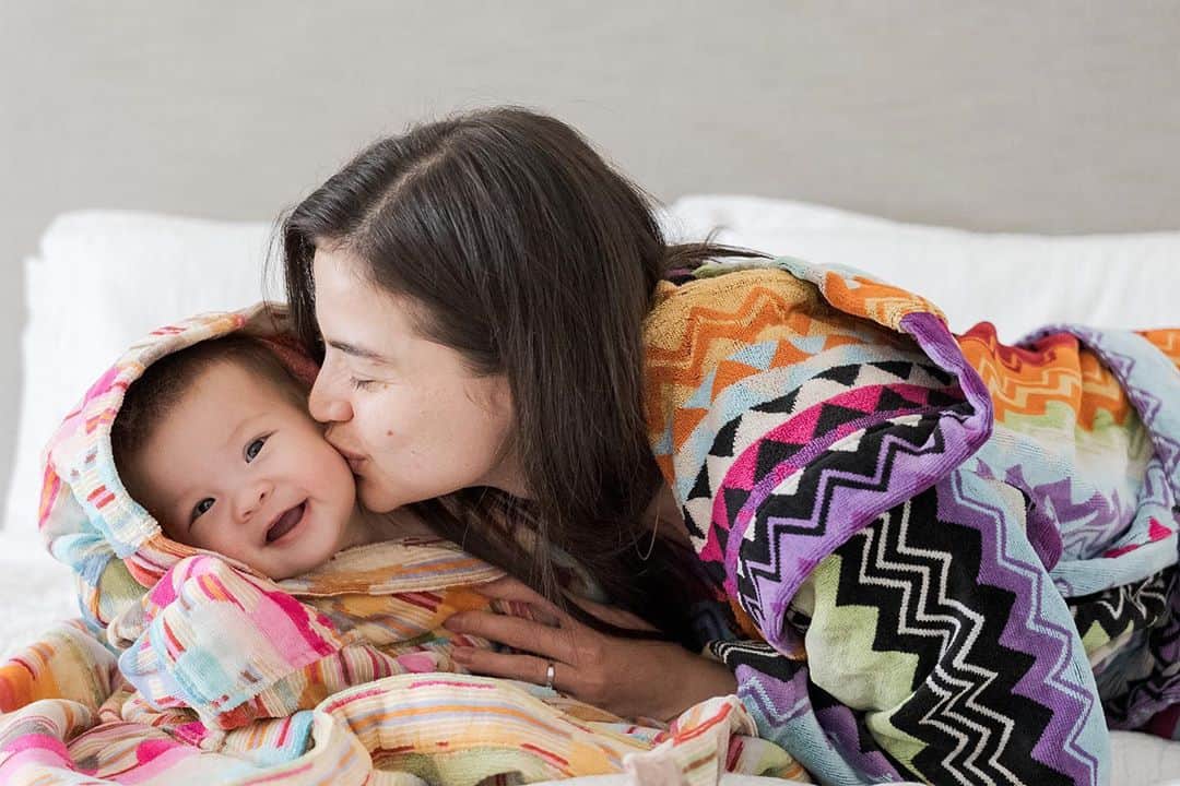アン・カーティスのインスタグラム：「Sunday cuddles & kisses with this little girl are the best!!🌸 I hope she never gets tired of me smothering her with them! 💋」