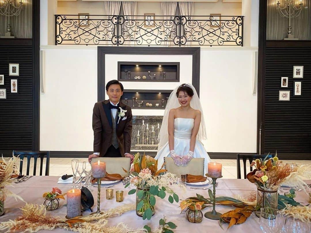 のインスタグラム：「🕰⌛️⏳🍁🍂 @k.oonishi_wedding_tg  @aoyamageihinkan_official   小学校からの同級生で生年月日が同じ…💛 生まれた時から赤い糸で結ばれていたような 本当にロマンティックなエピソード😊 初めて青山迎賓館に見学に来られてから ずっとおふたりと一緒に準備を進めてきました😌 もちろん今の状況の中で 沢山悩まれていたことも知っています😌 だからこそ結婚式当日のおふたりの笑顔が キラキラしていて幸せいっぱいで すごく嬉しかった🥰🥰🥰  かんせいさん💛みゆきさん💛 本当に本当におめでとうございました🧡🧡🧡  #たいせつなものを守る  #やっぱり結婚式っていいな   #青山迎賓館 #青山迎賓館花嫁 #ウェディングプランナー #weddingplanner #テイクアンドギヴニーズ #tg #tg花嫁 #プレ花嫁 #東京花嫁 #卒花嫁 #卒花レポ #日本中のプレ花嫁さんと繋がりたい #tg花嫁さんと繋がりたい #プロポーズ #propose #入籍 #結婚式 #大人婚 #上質ウェディング　 #wedding #ウェディング #東京 #tokyo #南青山 #ウェディングドレス  #2020秋婚  #ao_banquet_ao」