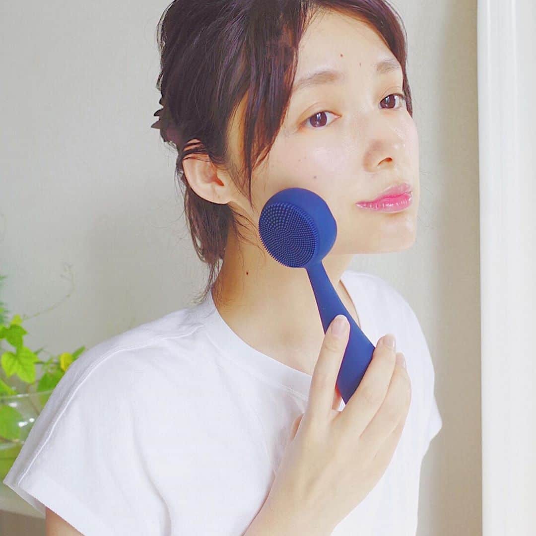 のインスタグラム：「▶︎みなさん、洗顔はどのようにされていますか？ : : スキンケアの中でも一番私が大切に しているのか、洗顔なのですが、 洗顔用の美顔器ってあるんです✨ : : @pmdbeauty_jp のPMD Clean Pro 🧖🏻‍♀️  海外でヒットしているそうで 私も最近使いはじめてみました🎶 : : つぶつぶの面に泡をつけて肌を優しく 撫でてあげると、振動で毛穴の汚れを 落としてくれるそうです✨ : そして、 洗顔後は反対側の面に美容液をつけて ヒート機能をON、じんわり温めながら洗顔後のスキンケアもできます👏🏻☺️ : : 使い始めてから肌ののトーンがワントーンあがり、きめが細かくなったきがします ✨ : 使い続けていくと毛穴の黒ずみも 自然になくなってくれそう 🎶🤔 : : 実はつい最近の旅行でも持っていきました☺️ 今、はまってしまっている美顔器ですw : : #ヤーマンプロ #PMD #PMDCLEAN #毛穴ケア」