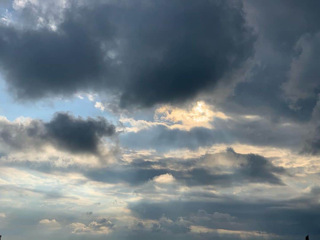 宮城麻里子さんのインスタグラム写真 - (宮城麻里子Instagram)「今日も今日とて空がキレイ。 Beauty of the clouds. #イマソラ #沖縄　#沖縄の空  #beautyofokinawa  #okinawa #japan」10月11日 17時43分 - miyagimariko