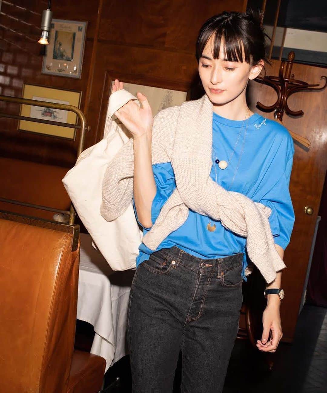 風間ゆみえのインスタグラム：「ドラえもんブルーって言いたくなる鮮やかな水色が秋のざっくりとしたニットカーディガンと良い感じ💙  ドロップショルダーのTシャツは六分袖が今の気分にぴったり‼︎  @la_marine_francaise_official」