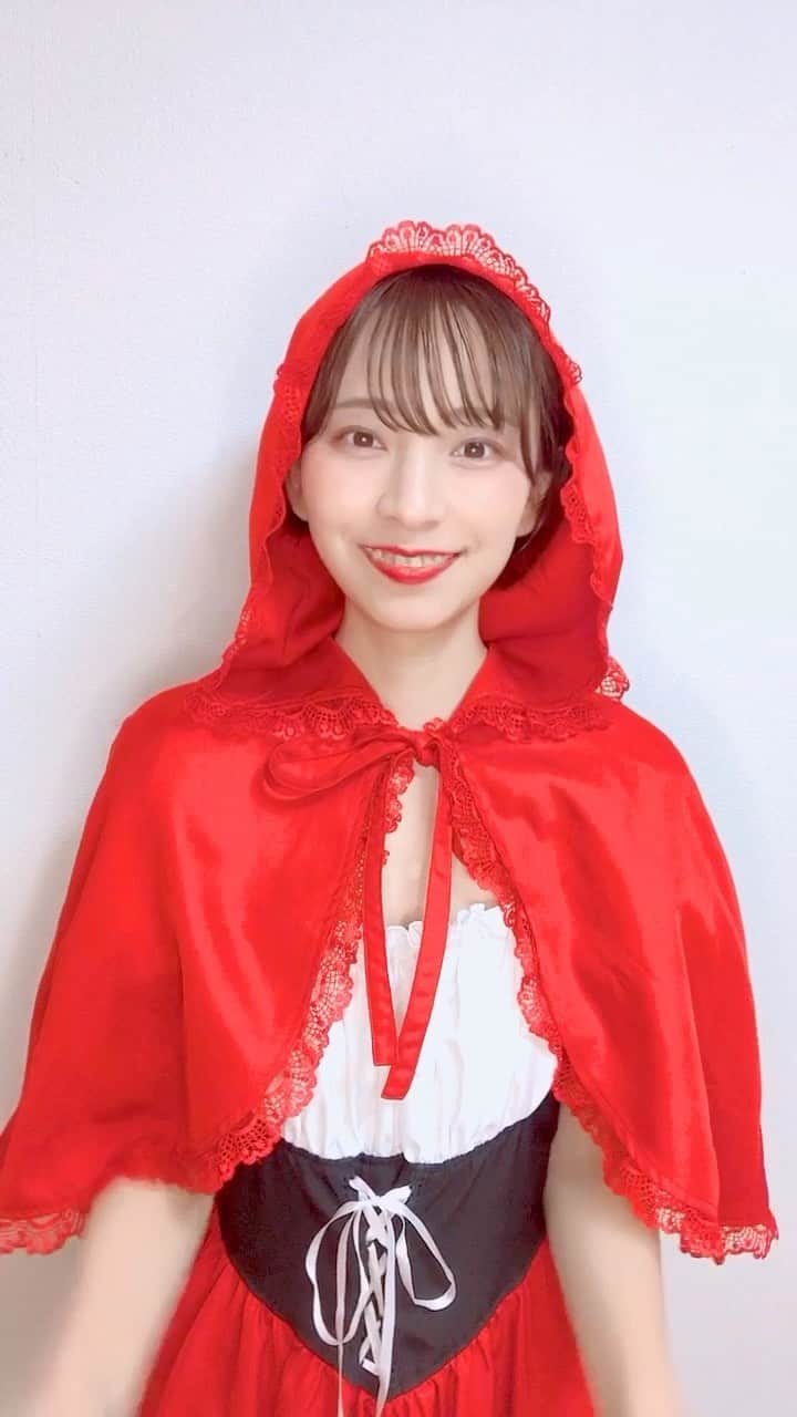 中嶋アンナのインスタグラム：「先取りで、、、！ はっぴーはろうぃーん🎃✨ ・ ・ Twitterに載せたけど今更より恥ずかしさを感じてます😣 皆さんとハロウィンを一緒に過ごせない分頑張ったのでみてね〜👻 ・ 人生初の仮装は赤ずきんちゃんでした！(途中オオカミになってる🐺) ・ ・ ・ #ハロウィン#ハロウィン仮装 #赤ずきんちゃん#赤リップ#halloween #happyhalloween #halloweenmakeup #halloweencostume #halloweennails」