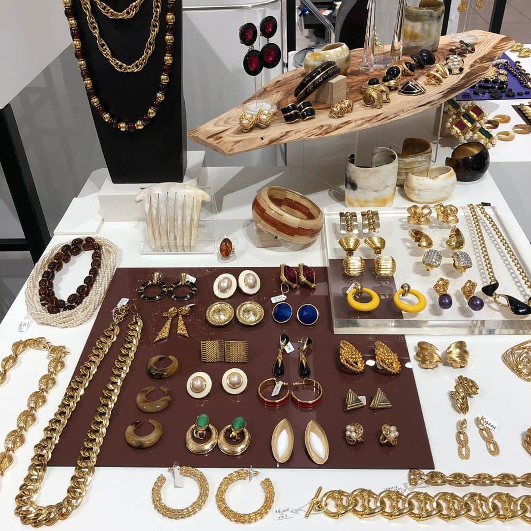 名古屋パルコさんのインスタグラム写真 - (名古屋パルコInstagram)「【西館1F/ object】﻿ －期間限定Open－﻿  ﻿ bon bijou(ボンビジュー)、﻿ oddnumbers(オッドナンバーズ)、﻿ sir(サー)の3ショップがセレクトした、個性豊かな1点物のヴィンテージのジュエリーや花瓶、ウエア、オリジナルアイテムなどユニセックスな品揃えを展開する大阪のセレクトショップが登場。﻿ ﻿ 日程：10/9（金）～10/18（日）﻿ 場所：西館１F　特設会場﻿ ﻿ #object#bonbijou#ボンビジュー#oddnumbers#オッドナンバーズ#sir#サー#セレクトショップ#アクセサリー#ヴィンテージ#名古屋#栄#矢場町#名古屋パルコ#PARCO#nagoyaparco」10月11日 17時59分 - parco_nagoya_official