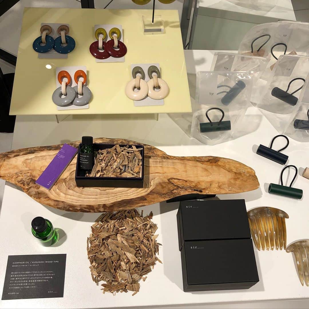 名古屋パルコさんのインスタグラム写真 - (名古屋パルコInstagram)「【西館1F/ object】﻿ －期間限定Open－﻿  ﻿ bon bijou(ボンビジュー)、﻿ oddnumbers(オッドナンバーズ)、﻿ sir(サー)の3ショップがセレクトした、個性豊かな1点物のヴィンテージのジュエリーや花瓶、ウエア、オリジナルアイテムなどユニセックスな品揃えを展開する大阪のセレクトショップが登場。﻿ ﻿ 日程：10/9（金）～10/18（日）﻿ 場所：西館１F　特設会場﻿ ﻿ #object#bonbijou#ボンビジュー#oddnumbers#オッドナンバーズ#sir#サー#セレクトショップ#アクセサリー#ヴィンテージ#名古屋#栄#矢場町#名古屋パルコ#PARCO#nagoyaparco」10月11日 17時59分 - parco_nagoya_official
