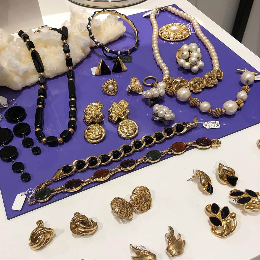 名古屋パルコさんのインスタグラム写真 - (名古屋パルコInstagram)「【西館1F/ object】﻿ －期間限定Open－﻿  ﻿ bon bijou(ボンビジュー)、﻿ oddnumbers(オッドナンバーズ)、﻿ sir(サー)の3ショップがセレクトした、個性豊かな1点物のヴィンテージのジュエリーや花瓶、ウエア、オリジナルアイテムなどユニセックスな品揃えを展開する大阪のセレクトショップが登場。﻿ ﻿ 日程：10/9（金）～10/18（日）﻿ 場所：西館１F　特設会場﻿ ﻿ #object#bonbijou#ボンビジュー#oddnumbers#オッドナンバーズ#sir#サー#セレクトショップ#アクセサリー#ヴィンテージ#名古屋#栄#矢場町#名古屋パルコ#PARCO#nagoyaparco」10月11日 17時59分 - parco_nagoya_official