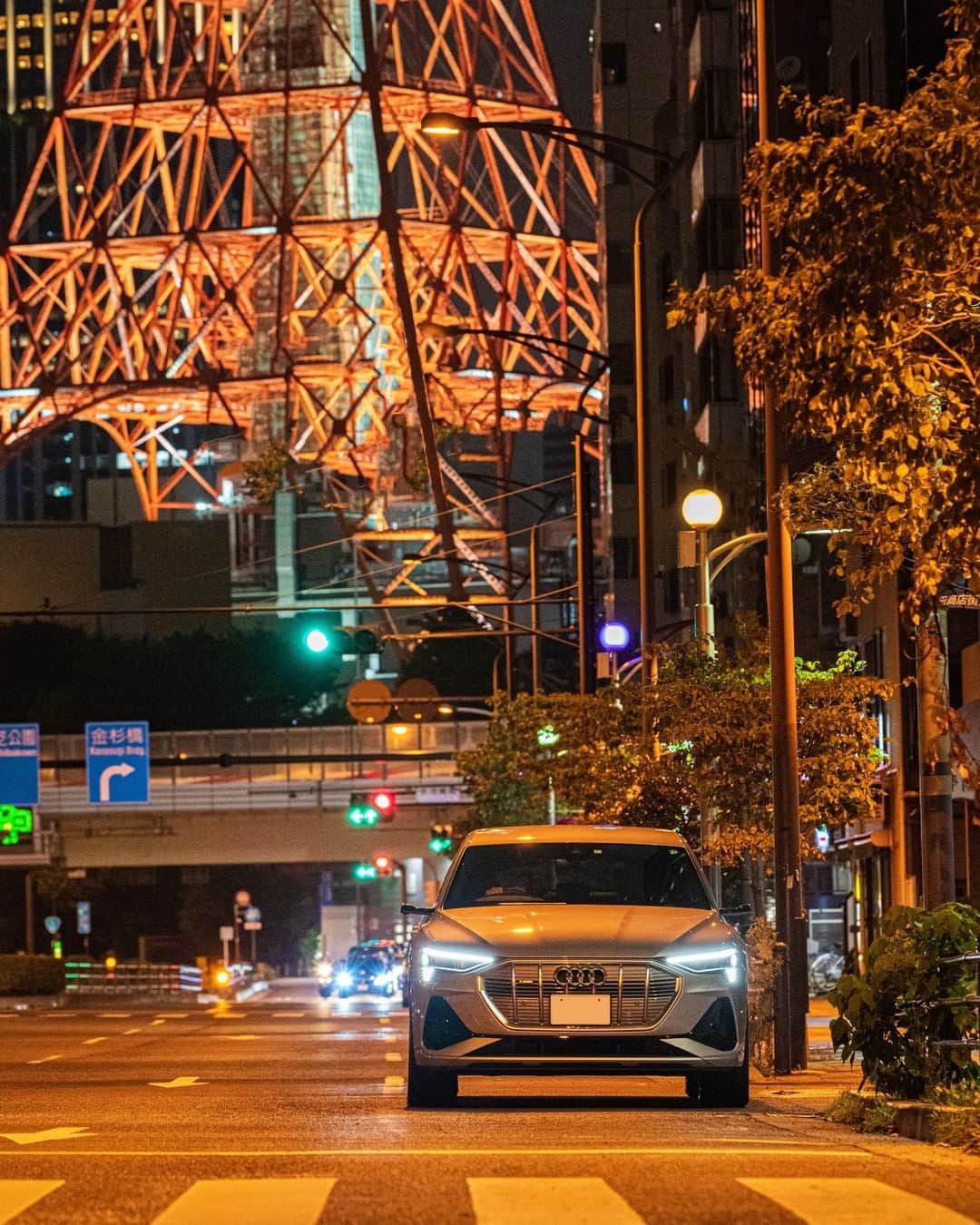 アウディ ジャパンさんのインスタグラム写真 - (アウディ ジャパンInstagram)「目まぐるしく変化する東京の中心で、60年間変わらず存在する東京タワー。 積み重ねてきた歴史を背に、Audi e-tron Sportbackが次の時代に向けて走り始めます。 @tokyotower_official   #Audi #Audietron #etron #世界を前へ #Sportback #etronSportback #EV #アウディetron #Audijapan #アウディ #carwithoutlimits #carsofinstagram #Audiworld #Audigenic #車好きな人と繋がりたい #東京タワー #tokyotower」10月11日 18時00分 - audijapan
