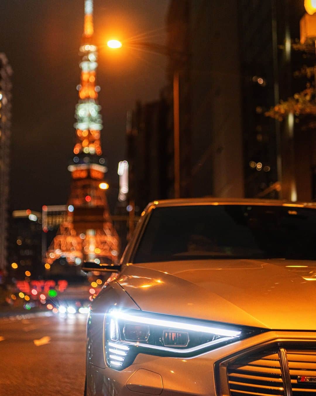 アウディ ジャパンさんのインスタグラム写真 - (アウディ ジャパンInstagram)「目まぐるしく変化する東京の中心で、60年間変わらず存在する東京タワー。 積み重ねてきた歴史を背に、Audi e-tron Sportbackが次の時代に向けて走り始めます。 @tokyotower_official   #Audi #Audietron #etron #世界を前へ #Sportback #etronSportback #EV #アウディetron #Audijapan #アウディ #carwithoutlimits #carsofinstagram #Audiworld #Audigenic #車好きな人と繋がりたい #東京タワー #tokyotower」10月11日 18時00分 - audijapan