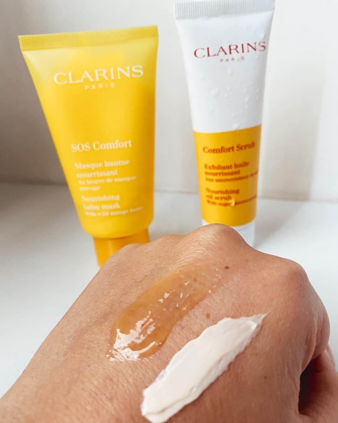 ClarinsUKさんのインスタグラム写真 - (ClarinsUKInstagram)「"This duo has been so calming and melts into the skin pretty quickly, so even though it incorporates a mask, I don’t feel like it’s heavy on the skin! I get the perfect amount of exfoliation and hydration from this combination, plus it does not irritate my already sensitive skin! 🙌🏼"  📸 image via @devinbrye  #SOSComfort #ComfortScrub #Clarins」10月11日 18時00分 - clarinsuk