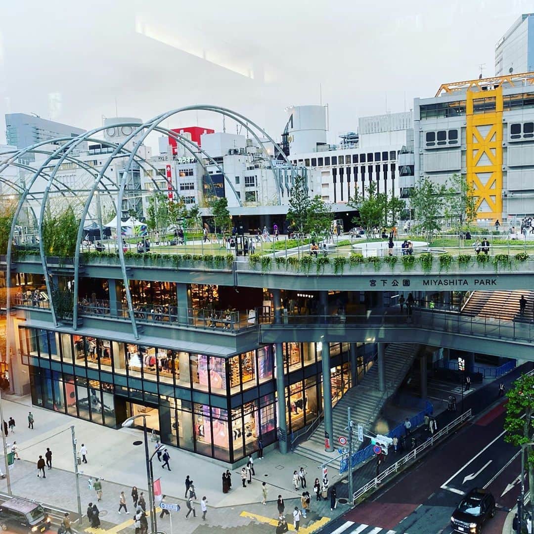 椎名桔平さんのインスタグラム写真 - (椎名桔平Instagram)「#映画#星の子#渋谷#宮下パーク 久しぶりに映画館へ。 とても良い映画でした。🎬 人って切ないね、、、 そして渋谷の変貌ぶりに目を見張り、 帰りは電車にも乗ってみた🚃 いや、乗りました^_^」10月11日 18時10分 - kippeishiina