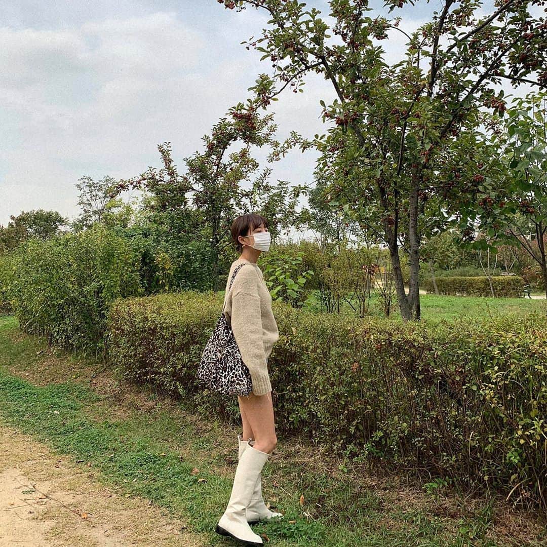 イム・ジヒョンさんのインスタグラム写真 - (イム・ジヒョンInstagram)「니트에 반바지 입기 좋은 날씨🐿🌰」10月11日 18時11分 - imvely_jihyun
