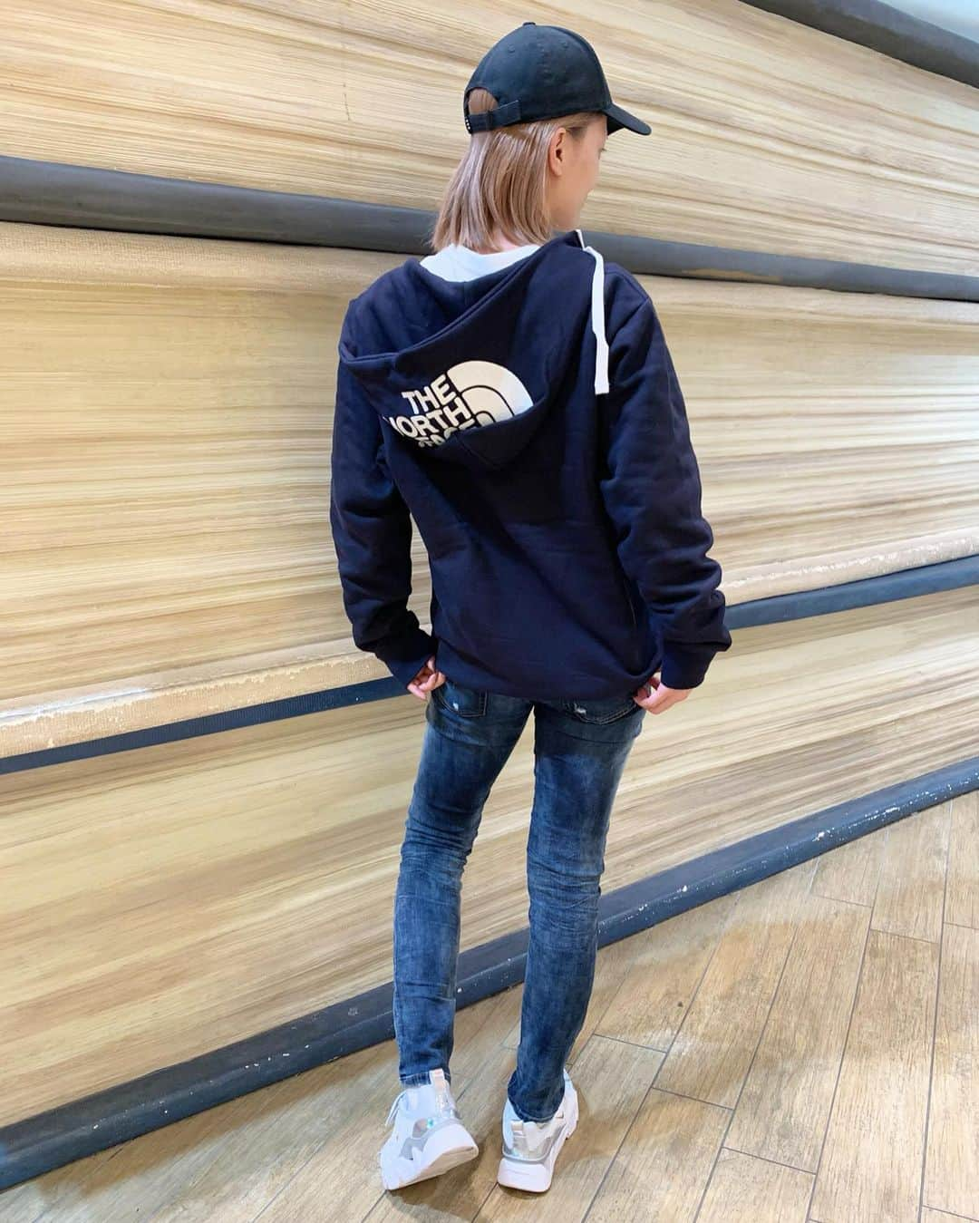 Arisaさんのインスタグラム写真 - (ArisaInstagram)「今日のcode. @thenorthface の新作パーカーがめちゃくちゃ可愛くて、、、❤️ 色はネイビーでメンズサイズのMを着てます🥰 他にもグレー、ブラック、ベージュがあったよ🥺！ でも今日の一押しはオーロラNIKE shoes❤️ このスニーカーに勝るものはなし🥺 ・ ・ outer→ @thenorthface  denim→ @diesel  shoes→ @nike.__shoes  cap→ @addidas___official  ・ ・ #ファッション#秋ファッション#ノースフェイス#パーカーコーデ#ハイトーン#ハイトーンボブ#デニムコーデ#キャップコーデ#ディーゼルデニム#ディーゼル#nikeairmax#カジュアルコーデ」10月11日 18時04分 - saarariii