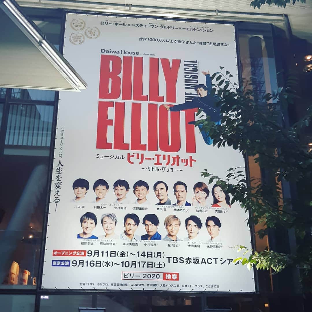 のインスタグラム：「先日はこちらを。 素晴らしい舞台でした✨ 小さなキャストのみんな、表現力、ダンス、歌と凄すぎて可愛い過ぎてキュンキュンでしたねー。 もう立派すぎてビビります。  そして厳重な感染対策をされていて、消毒マスクはもちろんどの日に誰がどの席で、というのも全て管理されていたのが印象的でした。 ライブの日もそうなのですが、帰り道に人がいっぱいの居酒屋さんの前を通りかかると何ともやるせない気持ちになりますね…。 １日も早く、どの業界にも日常が戻ってきますように。」