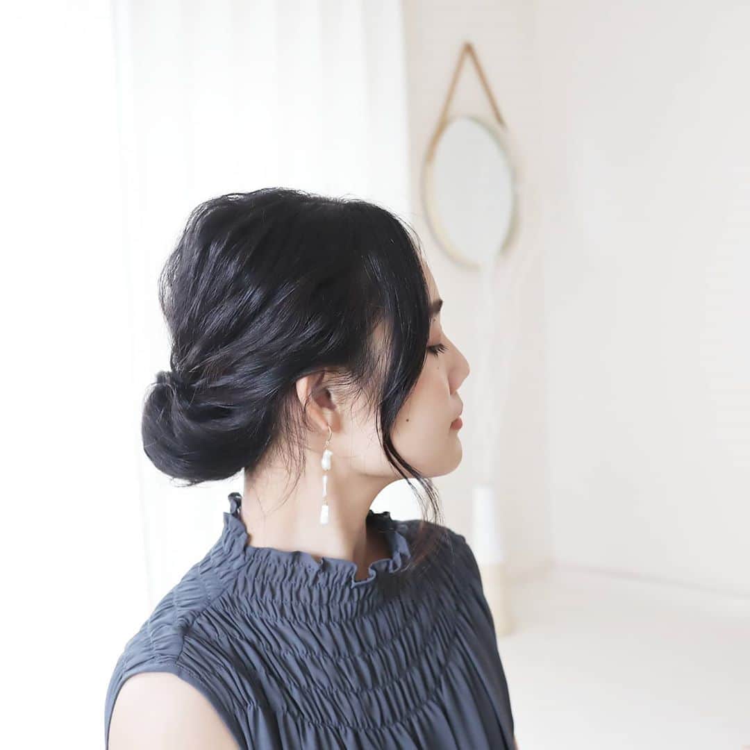 Eri Satoのインスタグラム：「楽天マラソンで買ったもの☺️ · SALONIAの #トリプルウェーブアイロン サイズは25mm · 私ヘアアレンジ苦手で😂 波ウェーブとか上手くできないし直毛ですぐ取れてしまうのでどうかなーと。 全体をプレスしてからまとめています。 黒髪だとなかなか立体感とか出ないから😂、 これで少しはお洒落に見えるかな？！ 値段も4000円弱とお手頃なので結構おすすめ💛 ブログにURL貼ってます！ · 今日は小雨チラつくなか心配したけど、 運動会開催🤣！！ 息子はツンデレすぎて競技中は毎年無表情だけど😂 縄跳びめっちゃ上手にとべててびっくりしたし、 リレーは今日初めて知ったけど、まさかのアンカーで(背の順だけどw)走るのもかっこよかったし 涙目で応援しました😭✨ · · #ヘアアレンジ#波ウェーブ#SALONIA #サロニア#コテ#ヘアアイロン#楽天#楽天マラソン#楽天お買い物マラソン#楽天お買い物部」