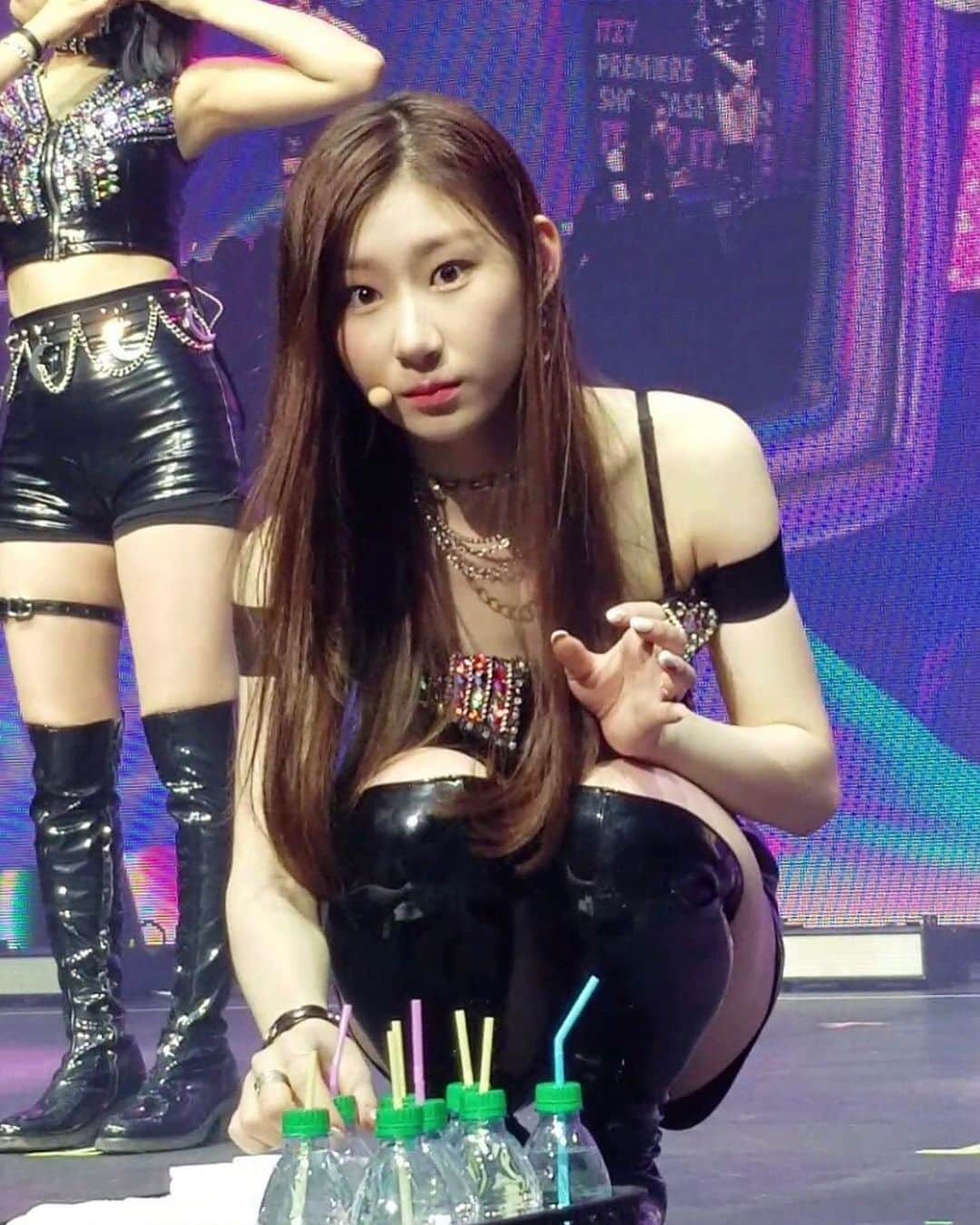 チェリョンのインスタグラム：「imagine getting a chance to meet your bias near you like this 😭❤️ so lucky #있지 #ITZY #채령 #CHAERYEONG #MIDZY⁣⠀」
